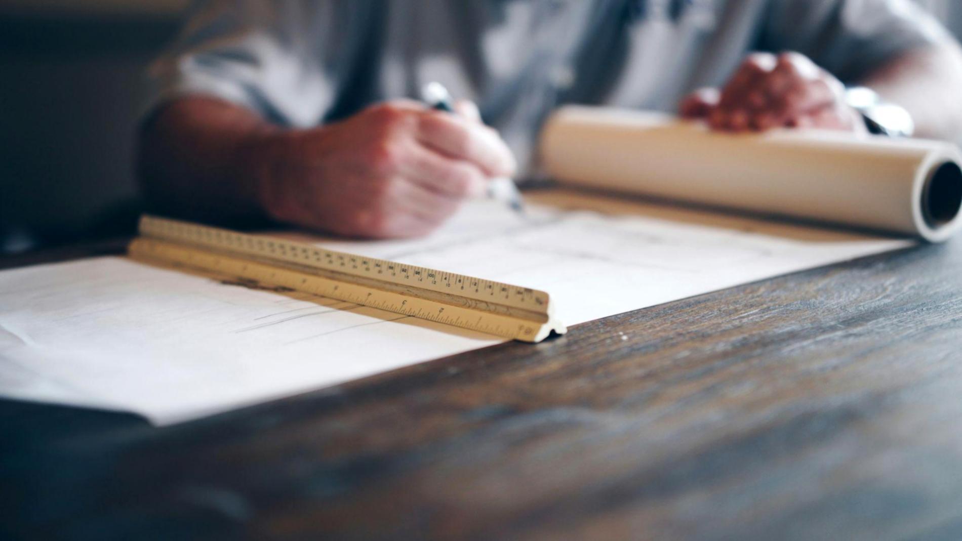 Consultation budgétaire personnalisée avec documents et calculatrice sur un bureau